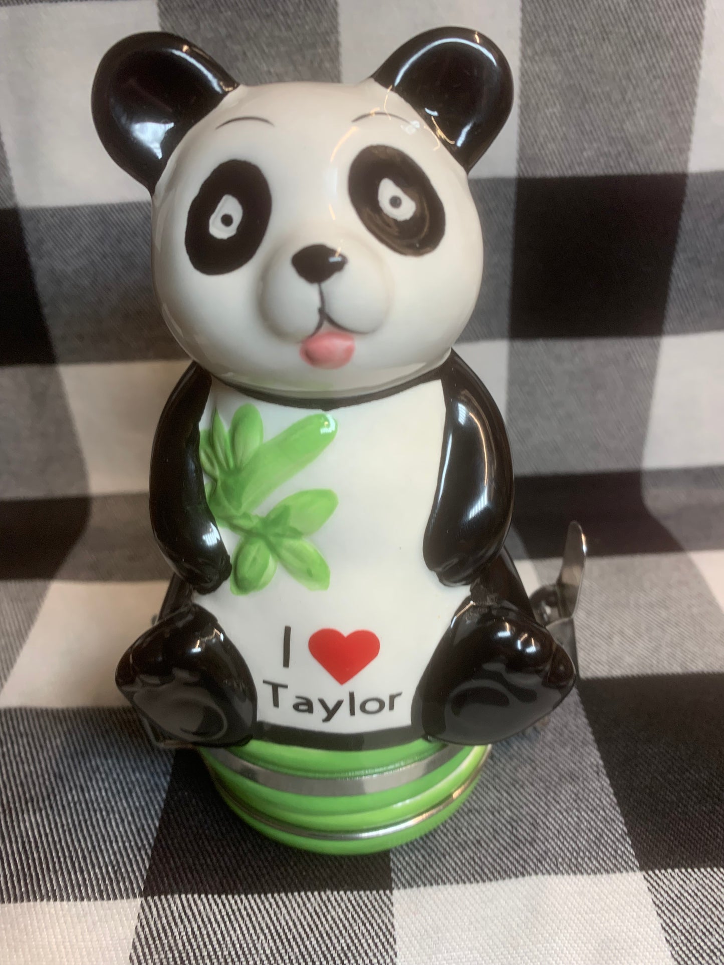 TAYLOR SWIFT PANDAS